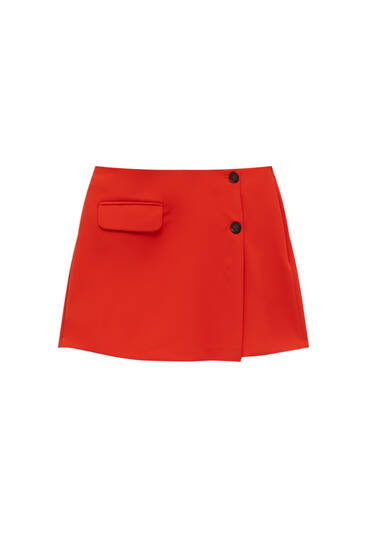 חצאית מיני בצבע אדום עם כפתורים