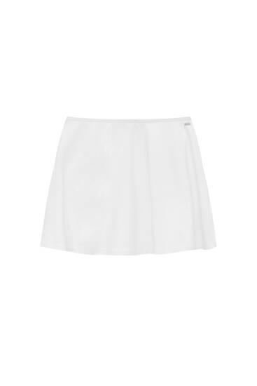 Λευκή μίνι φούστα με λάστιχο στη μέση