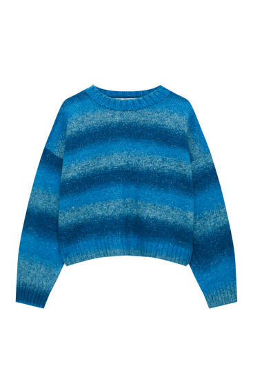 Pruhovaný tieňovaný modrý sveter s ombré efektom