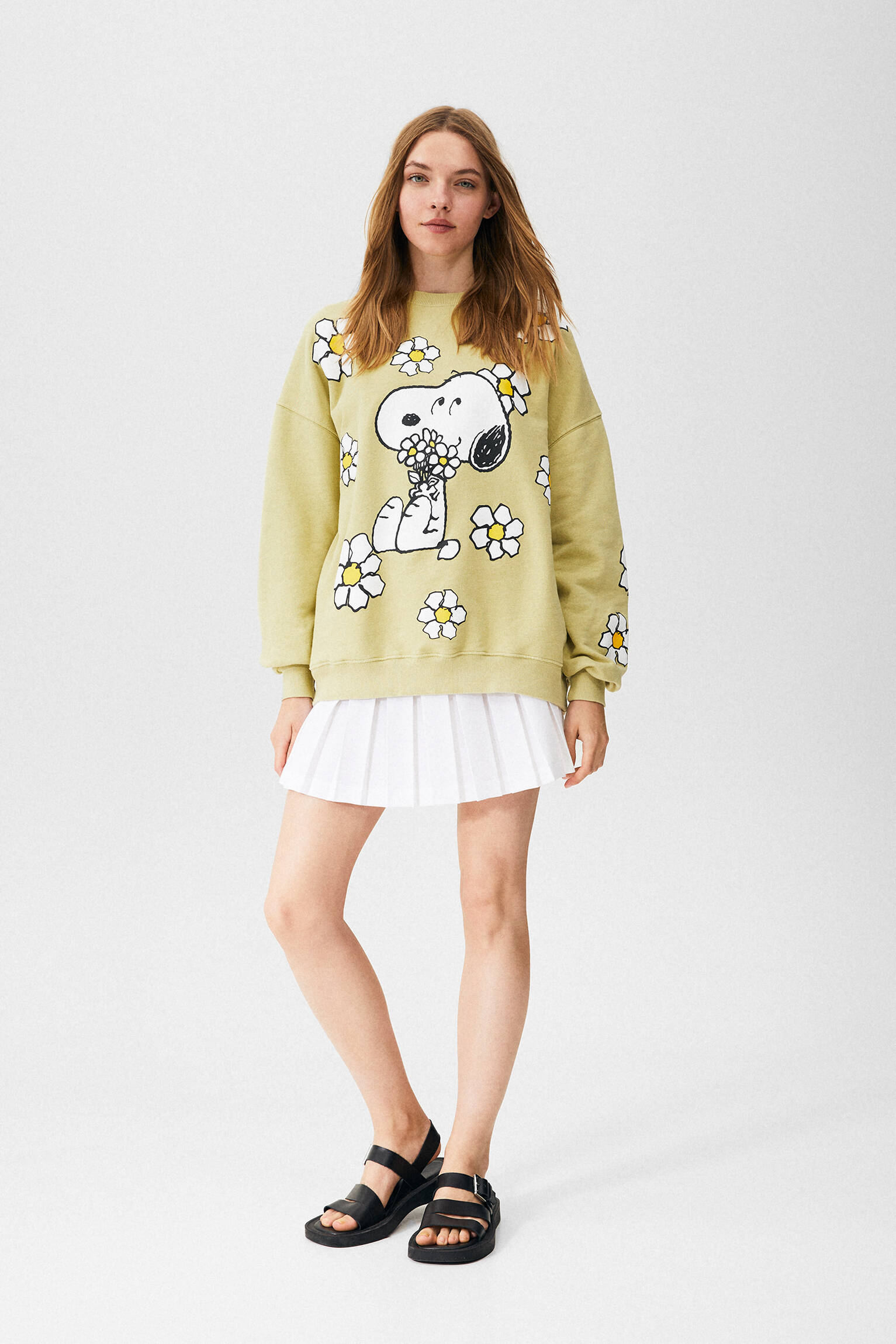 Pull & Bear - Peanuts™ Snoopy and daisies graphic sweatshirt