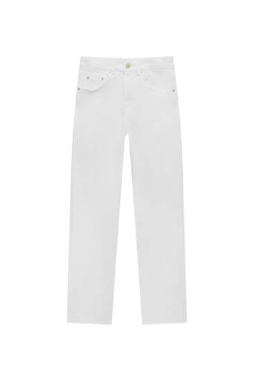 Biele džínsy s rozšírením od kolena