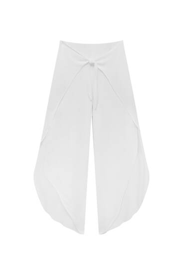 Pantaloni fluizi albi cu deschideri