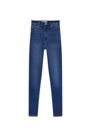 Úzké džíny s velmi vysokým pasem