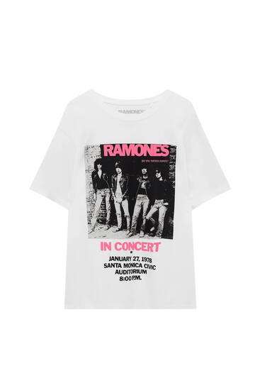 טי שירט בצבע לבן עם הדפס פוסטר של Ramones