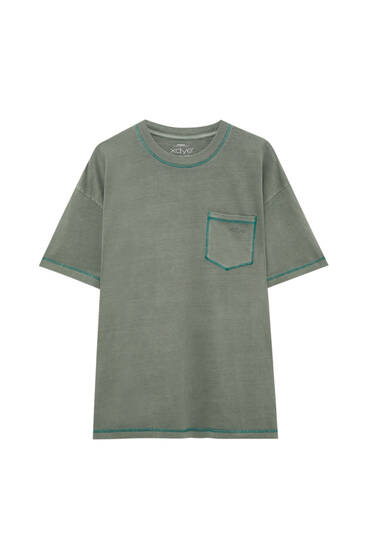 Κοντομάνικη μπλούζα με τσέπη overlock