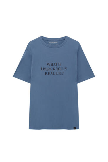 Colored T-shirt with contrasting front slogan