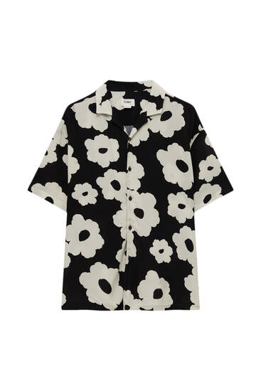 قميص بأكمام قصيرة وطبعة زهور