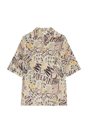 Short sleeve shirt with geometric design print