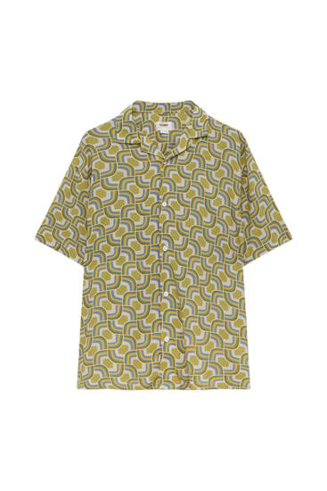 Short sleeve shirt with geometric print
