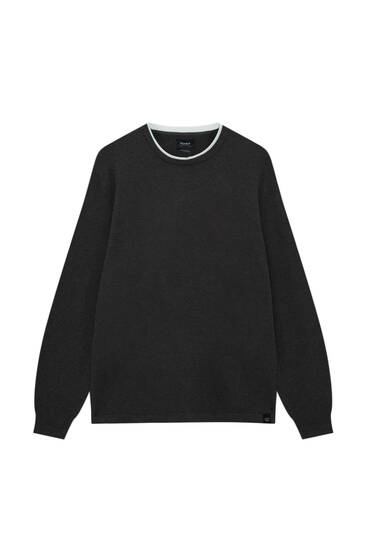 Pull col contrastant basique