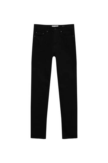 Čierne komfortné džínsy úzkeho strihu
