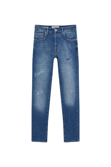 Roztrhané džínsy úzkeho štandardného strihu