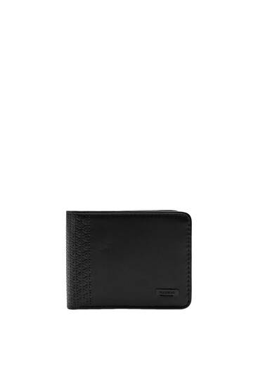 Μαύρο πορτοφόλι με ανάγλυφη λεπτομέρεια