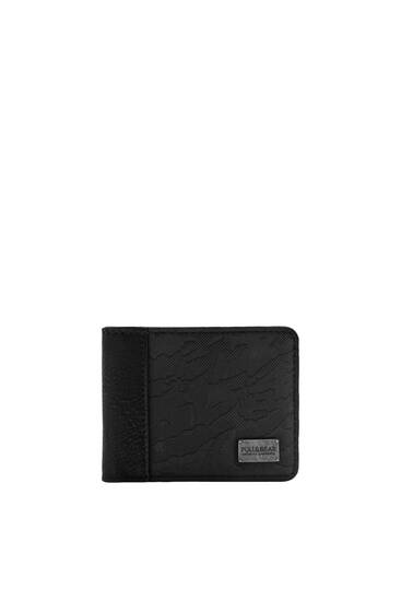 Μαύρο πορτοφόλι με ανάγλυφο σχέδιο παραλλαγής