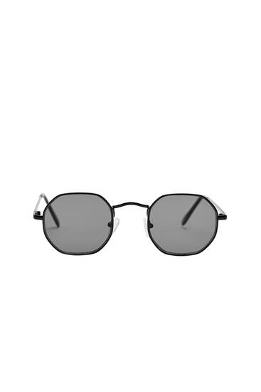 Czarne okulary przeciwsłoneczne w oprawkach o geometrycznym kształcie
