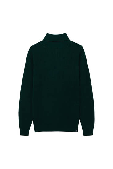 Angļu stila adījuma džemperis ar augstu, atlokāmu apkakli
