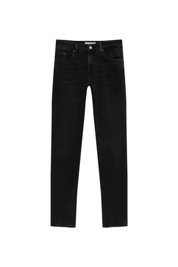Základné čierne džínsy úzkeho strihu