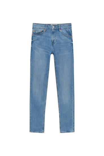 Základné modré džínsy úzkeho komfortného strihu