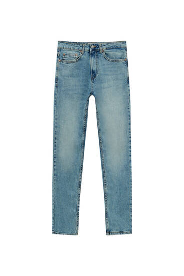 Stredne modré základné džínsy úzkeho strihu