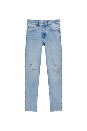 Super úzke džínsy s roztrhaným detailom