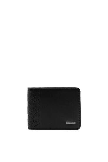 Μαύρο πορτοφόλι με ανάγλυφη λεπτομέρεια