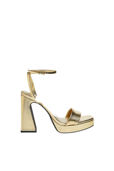 Zlaté sandále s platformou