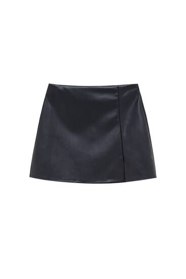 Faux leather mini skirt with a slit