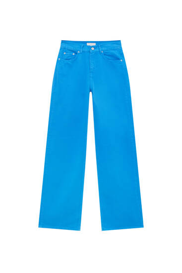 Niebieskie spodnie o prostym kroju