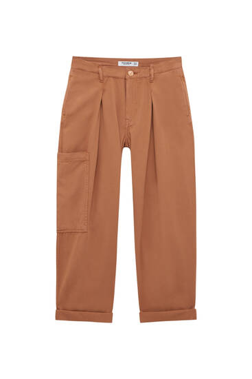 Trousers with darts and cargo pocket