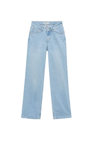 Straight-Leg-Jeans mit spitz zulaufendem Bund.