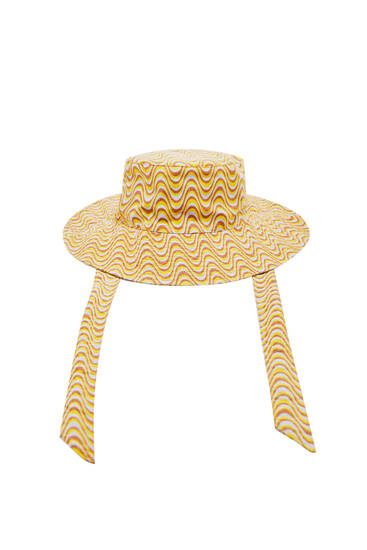 Bucket hat with straps