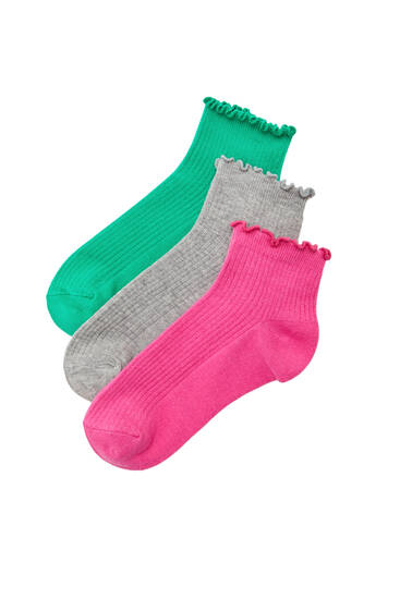 Balení barevných ponožek s vlnkovým lemem