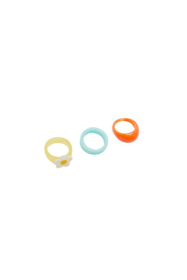 3-pack of resin rings with flower detail
