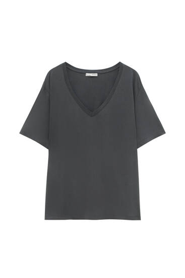 T-shirt with a V-neckline and short sleeves.