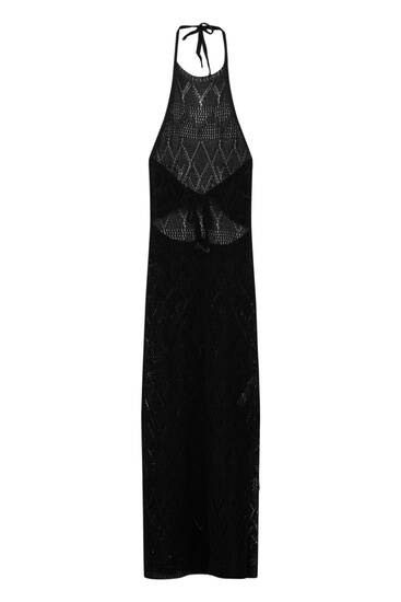 Szydełkowa sukienka średniej długości z dekoltem halter