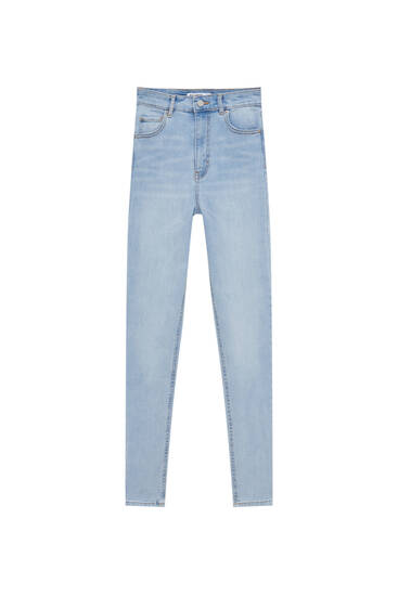 Úzké džíny s velmi vysokým pasem