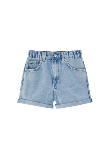 מכנסי ג'ינס קצרים mom fit עם חגורה אלסטית - מכילים כותנה ממוחזרת