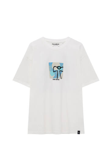 Short sleeve T-shirt with a graphic on the chest