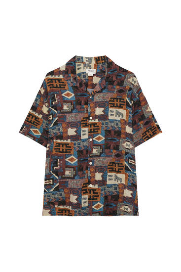 Short sleeve shirt with geometric print