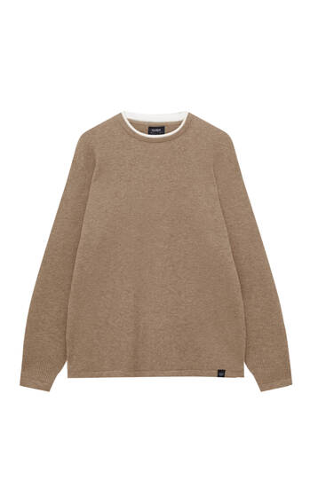 Sweter basic z kontrastowym obszyciem dekoltu