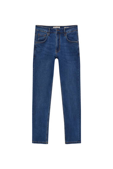 Mittelblaue Basic-Jeans im Carrot-Fit