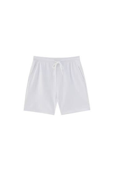 Basic jogger Bermuda shorts with pockets - contains recycled polyester