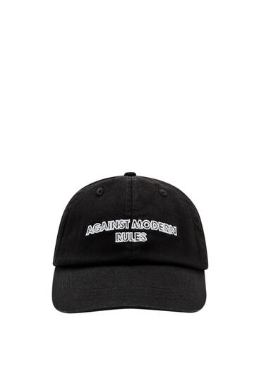 כובע מצחייה בצבע שחור עם כיתוב רקום