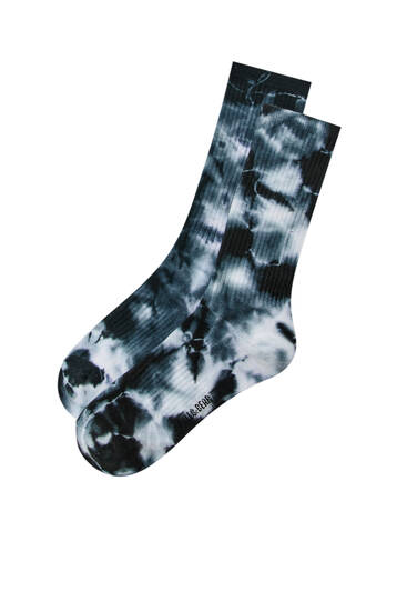 Schwarze Socken mit Tie-dye