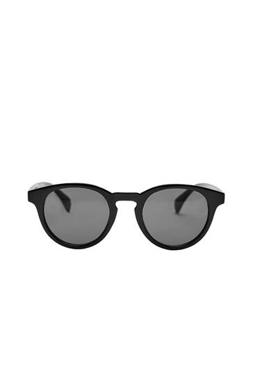 Owalne czarne okulary przeciwsłoneczne z tworzywa