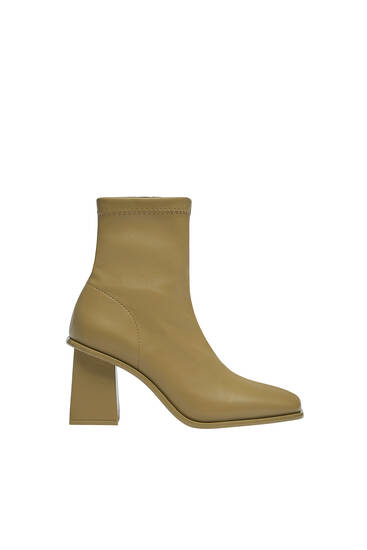 Elastic heeled ankle boots