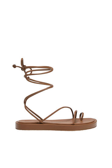 Sandalias planas y romanas de mujer | PULL\u0026BEAR