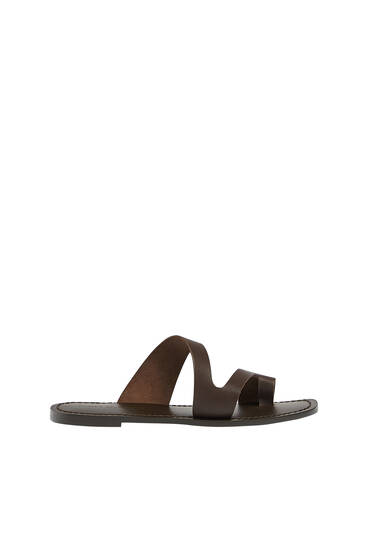 Sandália rasa de pele - PULL\u0026BEAR