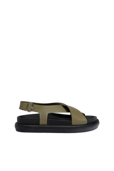 Crossover flat sandals
