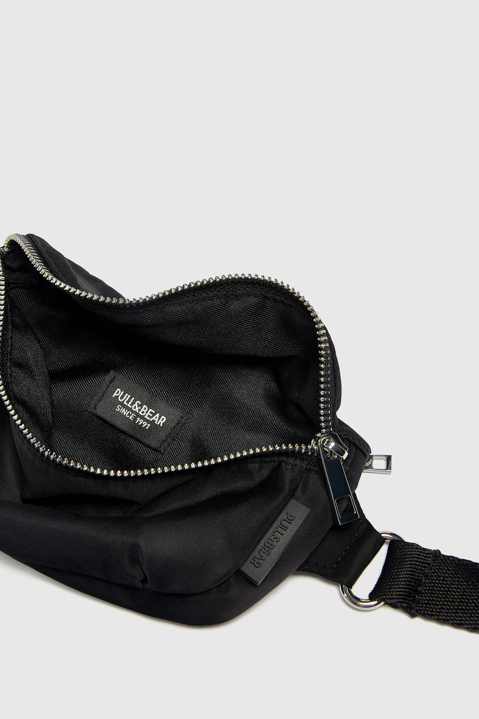 Pull \u0026 Bear - Cangurera detalle cierre